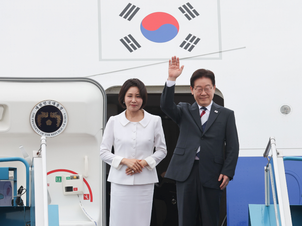 인도·베트남 국빈 방문 일정을 마치고 귀국길에 오르는 이재명 대통령과 김혜경 여사(사진=연합뉴스)