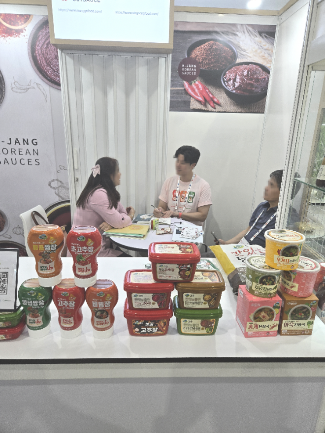 신송식품과 싱가포르 식음료 전시회 참가 전경.(사진=신송식품)