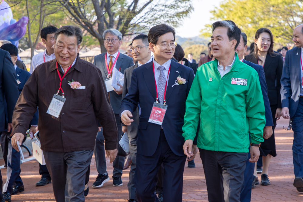 김선규 호반그룹 회장(가운데)이 김태흠 충남지사(오른쪽), 가세로 태안군수와 함께 지난 25일 충남 태안군 안면읍 꽃지해안공원 일원에서 열린 ‘2026 태안국제원예치유박람회’ 개막식에 참석해 행사장 현장을 살펴보고 있다.(사진=호반그룹)