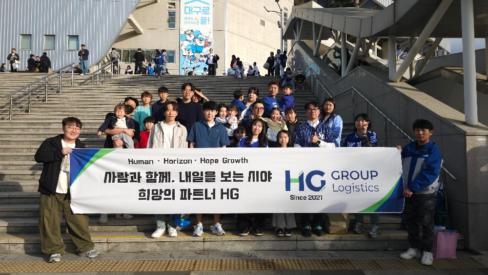 지난 22일, HG로지스틱스 소속 기사와 가족들이 대구 삼성라이온즈 파크에서 단체 야구 관람에 앞서 기념촬영을 하고 있다. /사진=㈜HG로지스틱스 제공