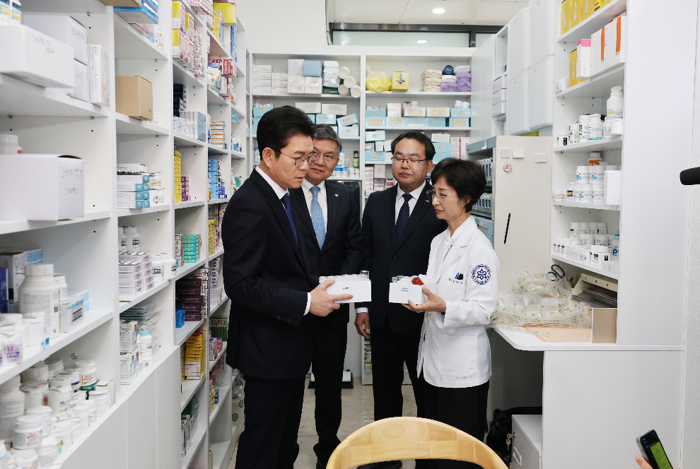 '찾아가는 현장' 이어가는 정원오 후보가 서초구에 한 약국을 방문했다.(사진=연합뉴스)