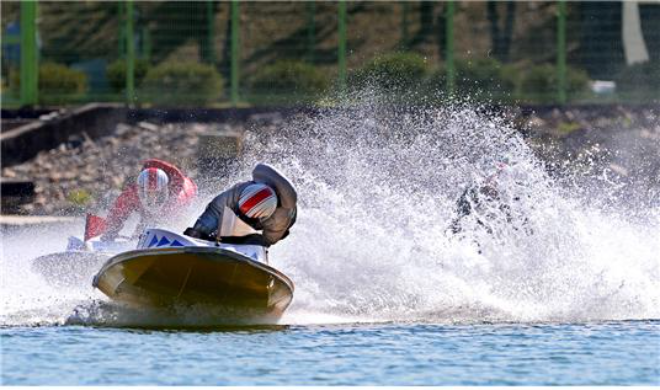 미사경정장에서 출전 선수들이 턴마크를 돌며 경합을 벌이고 있다. (사진=국민체육진흥공단)