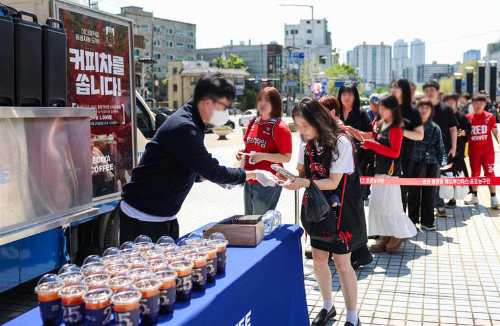 이디야커피, 안양 정관장 레드부스터스 4강 진출 기념 커피트럭 운영…선수단 음료 지원 및 1000잔 증정