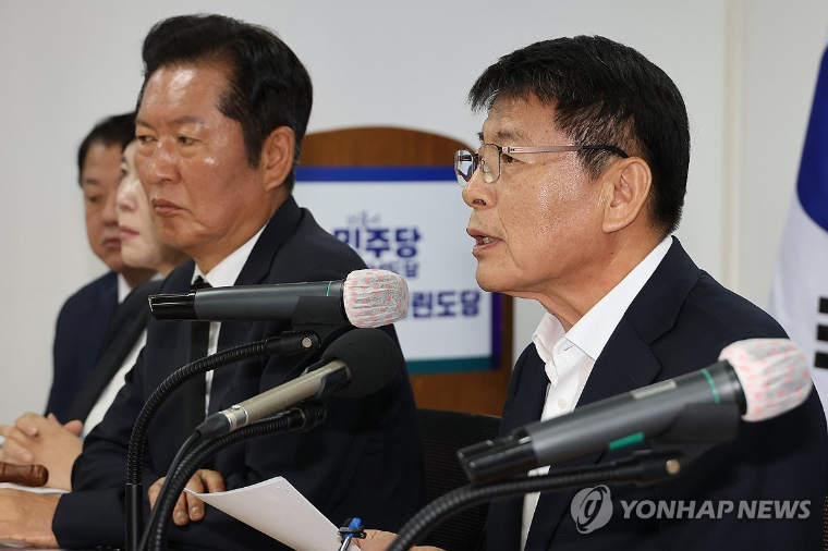 서삼석 (오른쪽) 국회의원 (사진=연합뉴스)