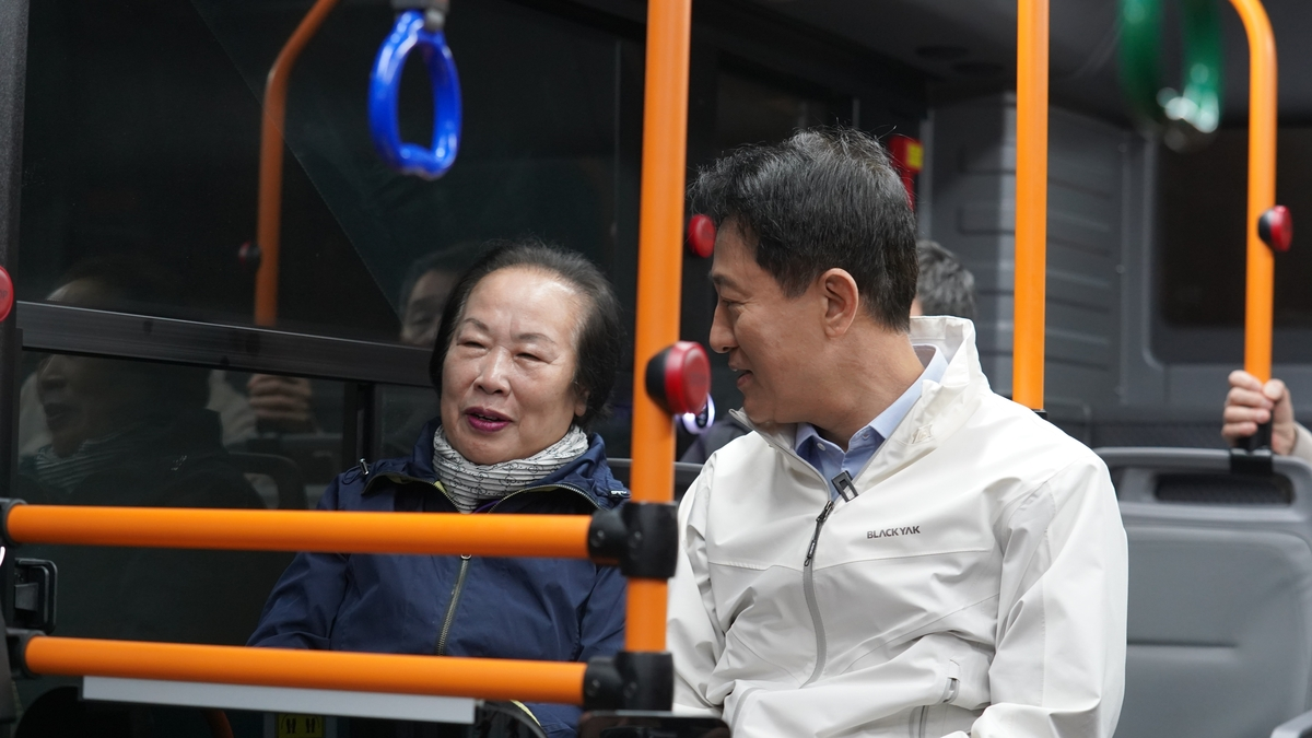 출근길 청소 노동자와 대화하는 오세훈 서울시장 후보(사진=연합뉴스)