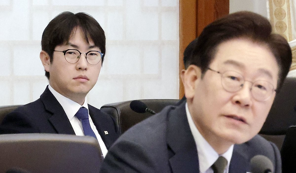 이재명 대통령 발언 듣는 하정우 수석(사진=연합뉴스)