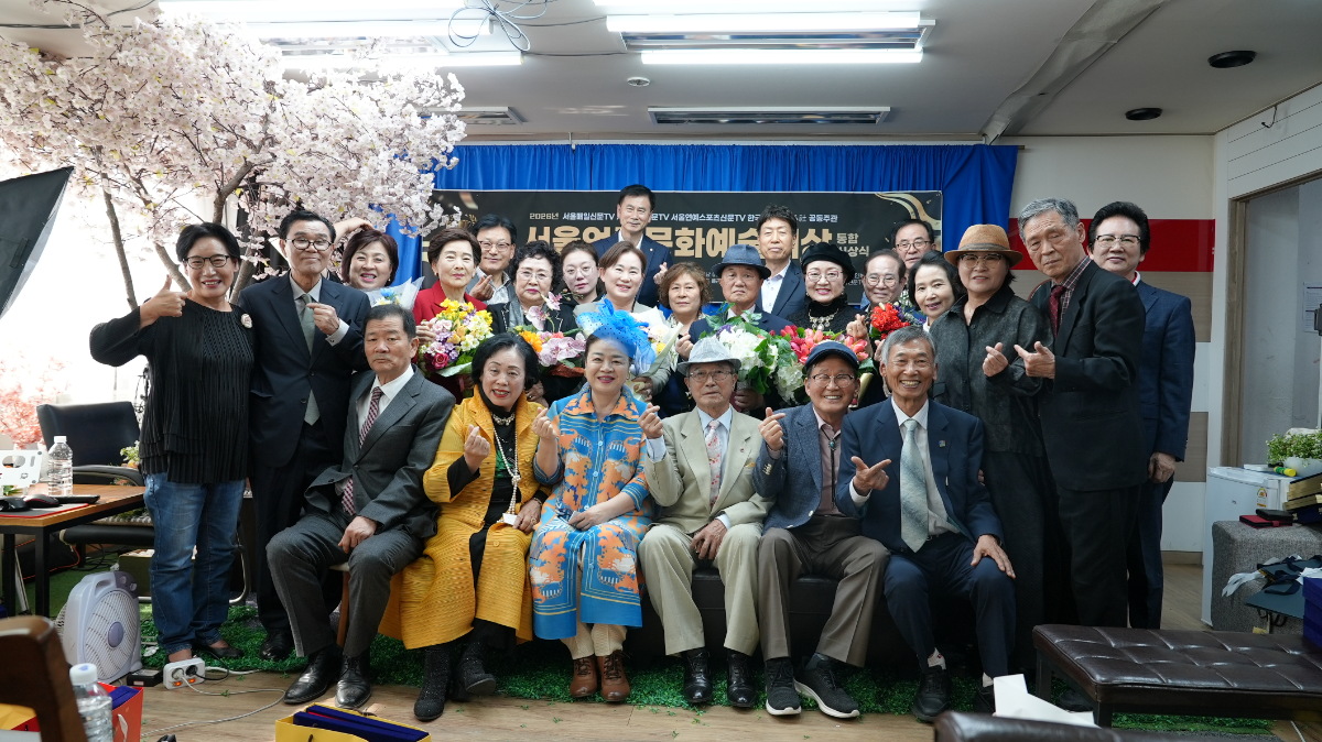 2026년 <서울언론문화예술대상> 한국문학부문 수상자들이 시상식 후 기념 촬영.