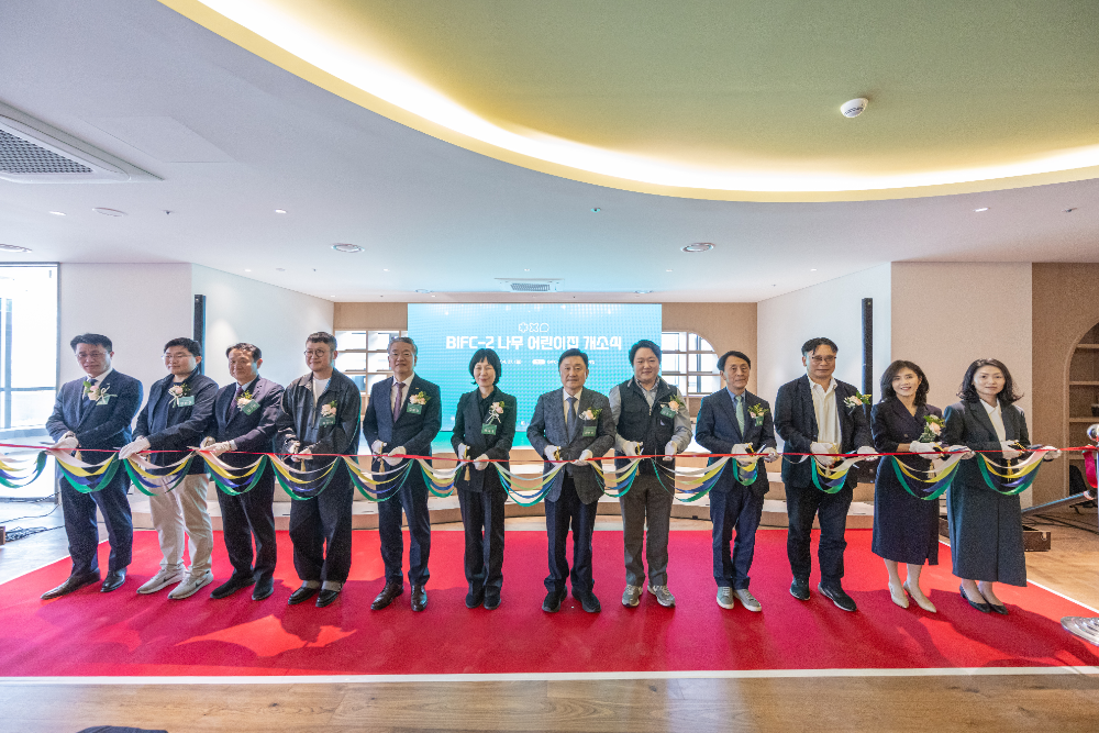 최인호 주택도시보증공사 사장(왼쪽에서 일곱번째)과 내·외빈들이 BIFC-2 나무 어린이집에서 개소 기념 테이프 커팅식을 진행하고 있다.(사진=HUG)