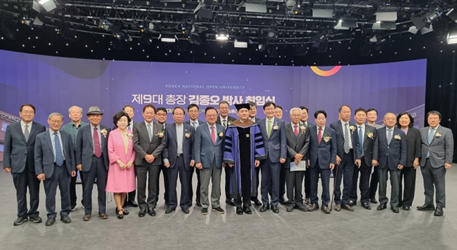 제9대 총장 김종오 박사 취임식 기념촬영.우측 첫번째 아이넷방송그룹 박준희 회장.(사진제공=아이넷방송)