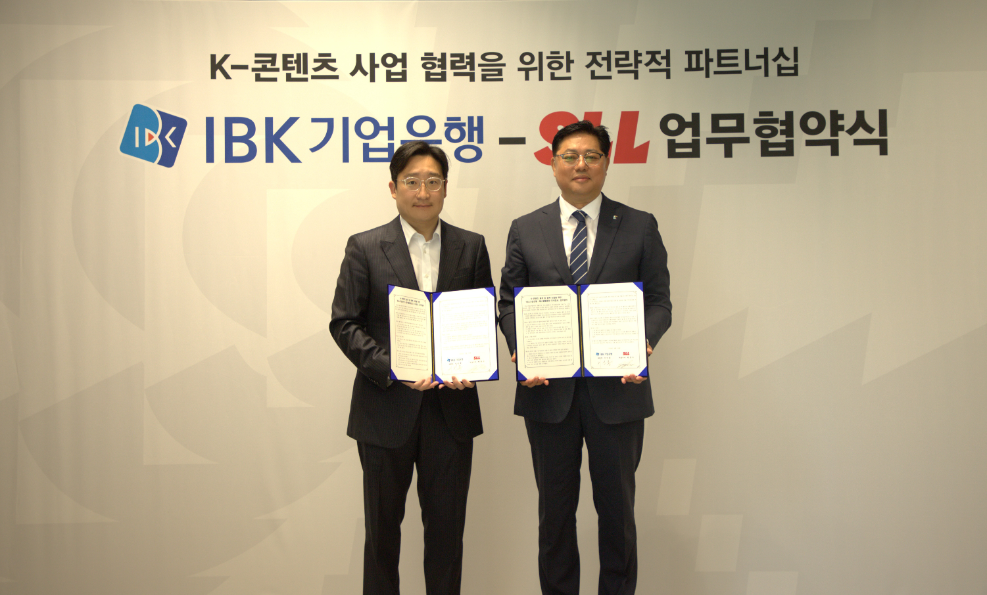 28일 서울 마포구 SLL중앙 본사에서 열린 업무협약식에서 (왼쪽부터) 박준서 SLL중앙 대표이사와 이건홍 IBK기업은행 혁신금융그룹장이 기념촬영을 하는 모습. 사진=IBK기업은행