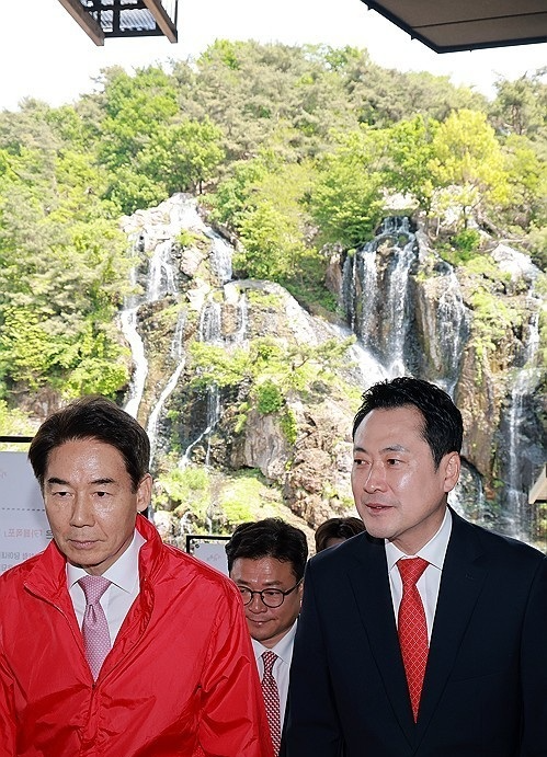 카페폭포에서 열린 간담회 참석하는 국민의힘 장동혁 대표(사진=연합뉴스)