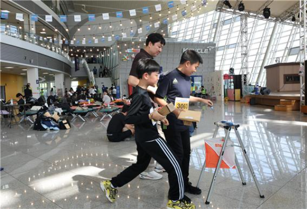 광명스피돔 인도어 오리엔티어링 대회에 참가한 가족이 마지막 컨트롤 포인트를 체크하고 있다.(사진=국민체육진흥공단)