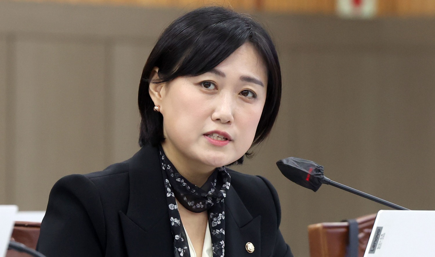 더불어민주당 백승아 의원이 23일 경남 창원시 경남도교육청 2층 강당에서 열린 국회 교육위원회의 부산대·부산대병원·부산대치과병원·경상국립대·경상국립대병원 국정감사에서 질의하고 있다. 사진=연합뉴스