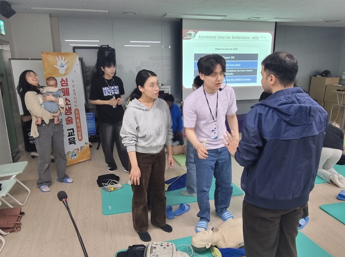 용산구는 외국인을 대상으로 전문 통역사와 인공지능(AI) 다국어 통역 장비를 활용한 심폐소생술(CPR) 교육을 실시해 큰 호응을 얻고 있다.