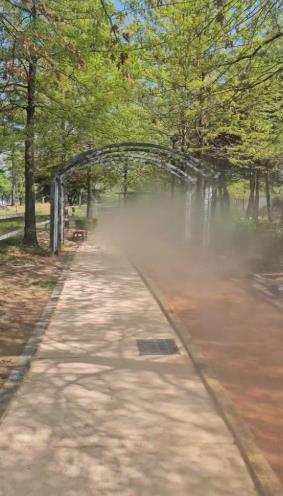 (군탄공원 황톳길 재개장)_쿨링포그 사진