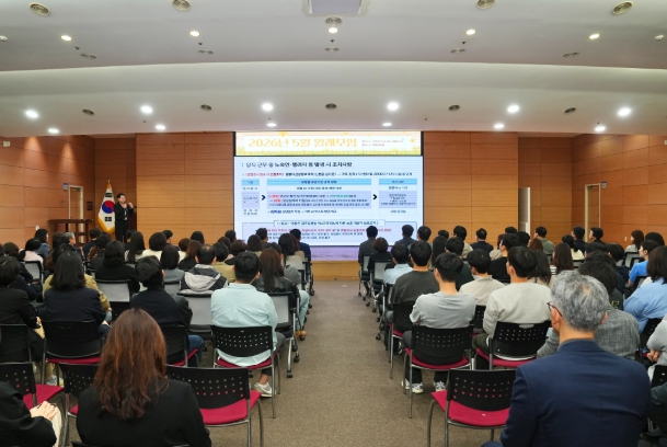 천안시가 4일 시청 봉서홀에서 열린 월례모임에서 전 직원을 대상으로 대응 교육을 실시했다.