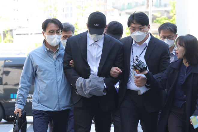 4일 오전 경기도 남양주시 의정부지방법원 남양주지원에서 김창민 영화감독 상해치사 사건 피의자(가운데)가 구속 전 피의자 심문(영장실질심사)을 위해 법정으로 이동하고 있다. (사진=연합뉴스)