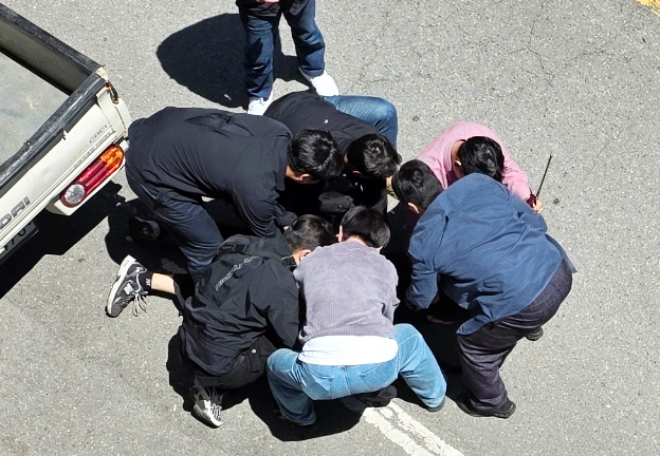 긴급 체포되는 여고생 살인 혐의 피의자.(사진=연합뉴스)