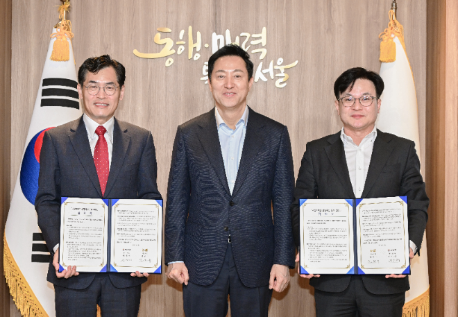 사진=2024년 3월 이기재 양천구청장(왼쪽)과 오세훈 서울시장(가운데), 김병수 김포시장이 신정지선 김포연장 업무협약을 맺고 기념촬영을 하고 있다. / 이기재 선거캠프 제공