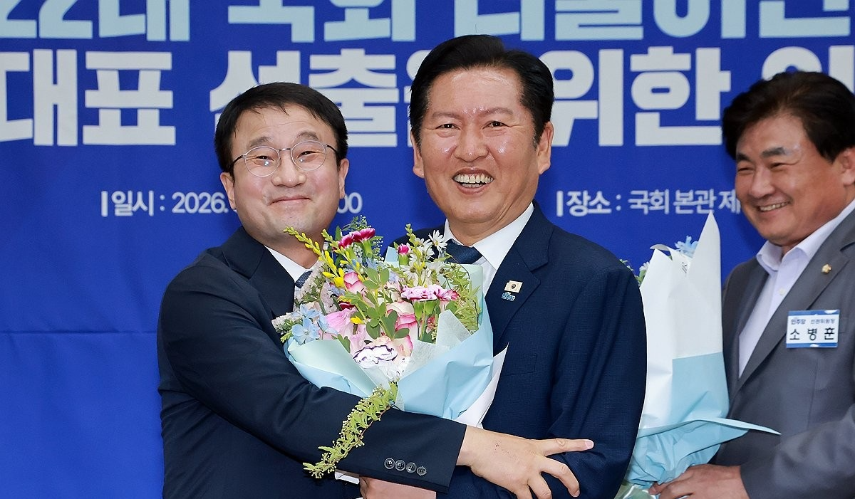 축하받는 민주당 한병도 신임 원내대표(사진=연합뉴스)