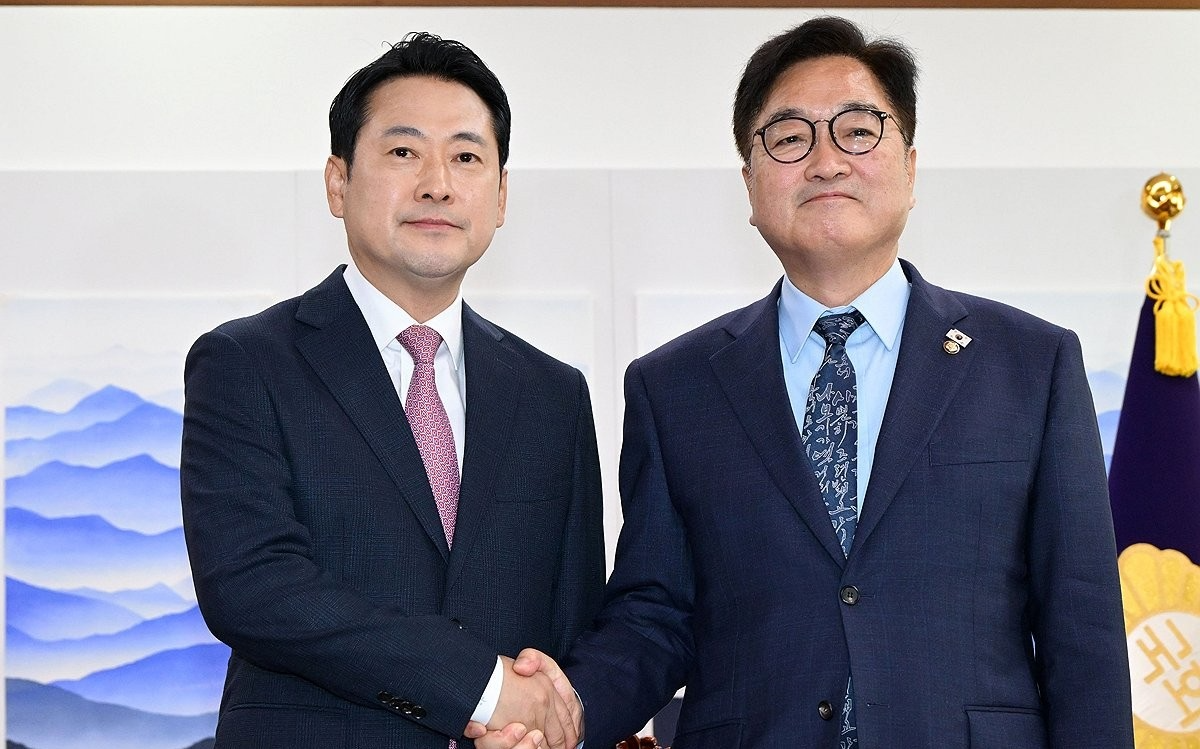 기념 촬영하는 우원식 국회의장과 국민의힘 장동혁 대표(사진=연합뉴스)