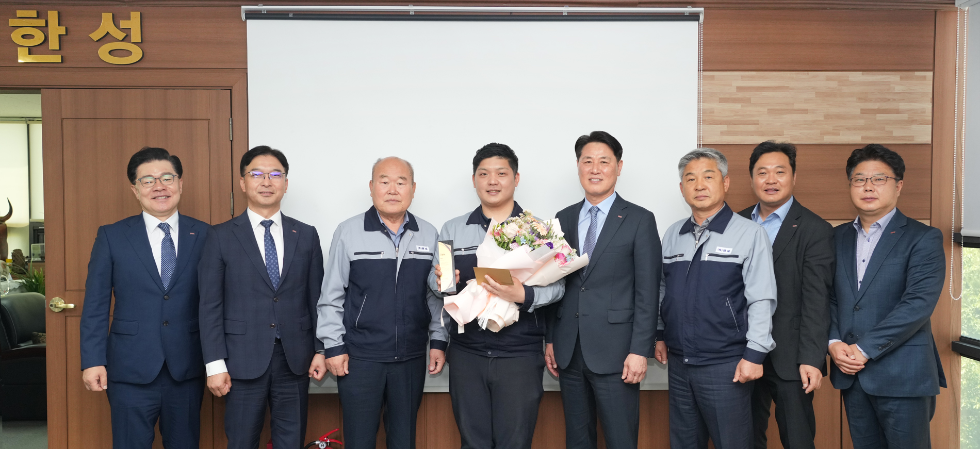 기업체 우수 사원 표창 행사에서 (사진 오른쪽 네번째부터) BNK경남은행 김태한 은행장, ㈜한성 이상민 과장, ㈜한성 최광련 회장이 기념사진을 촬영하고 있다. 사진=BNK경남은행