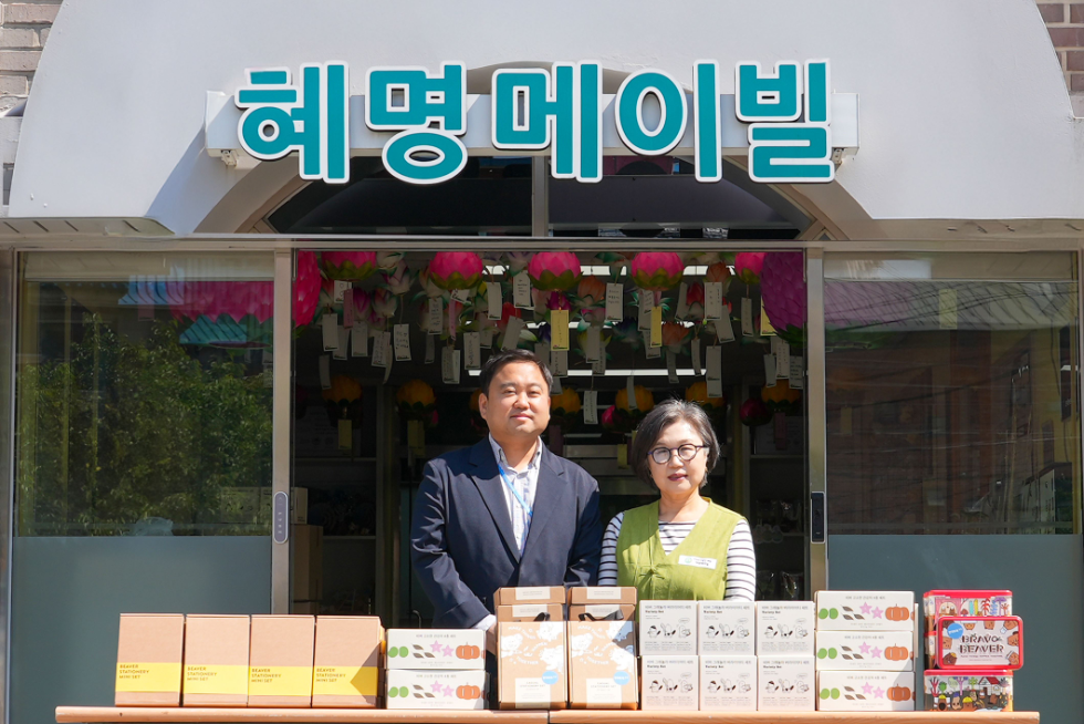 4일 혜명메이빌에서 진행된 선물 전달식에서 오석진 한국투자증권 브랜드전략실장(왼쪽)과 이수경 혜명메이빌 원장이 기념사진을 촬영하고 있다. 사진=한국투자증권