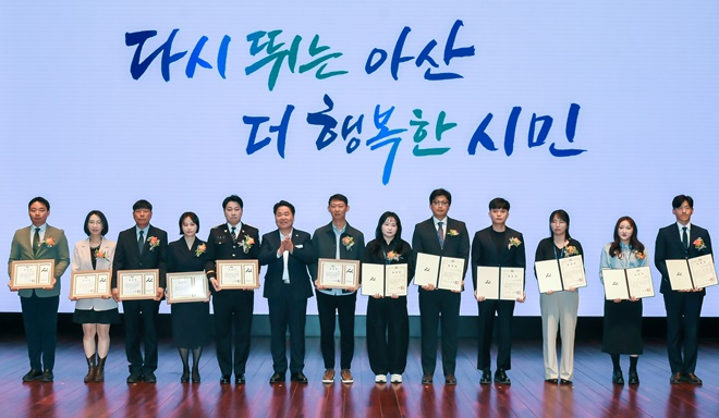 5월 6일 아산시청 시민홀에서 열린 아산시 5월 월례모임에서 오세현 아산시장(사진왼쪽 6번째)이 표창장을 수여하고 수상자들과 기념 촬영.(사진제공=공노총)