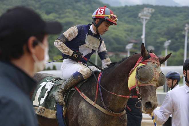 '경마 황태자' 문세영 기수, 코리안더비 끝으로 현역 은퇴