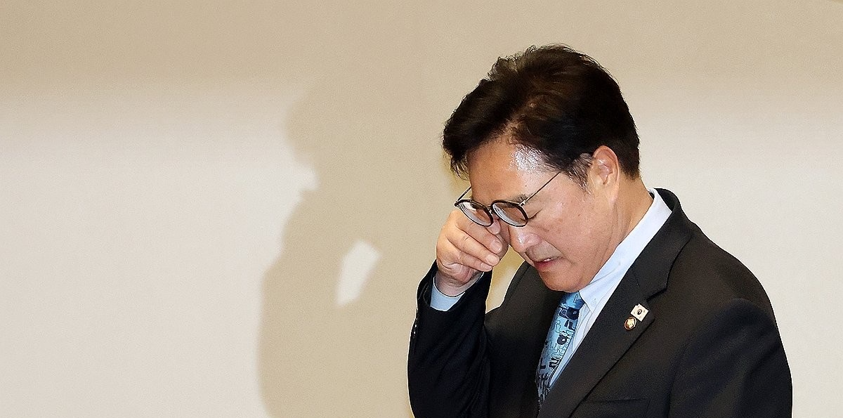 국민의힘의 필리버스터 신청으로 안건을 상정하지 않겠다고 밝히며 눈물을 닦는 우원식 국회의장(사진=연합뉴스)