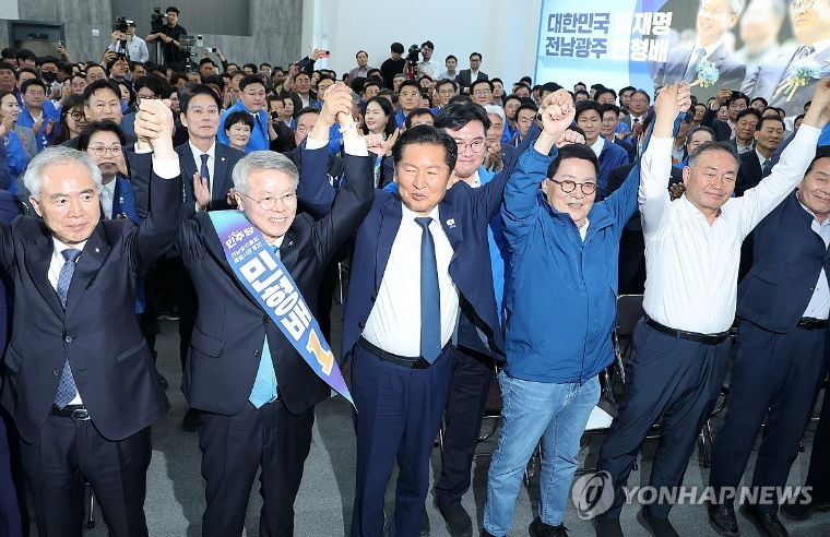 민형배 (왼쪽 두번째) 전남광주통합시장 후보 (사진=연합뉴스)