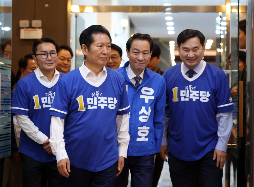춘천서 첫 중앙선대위 참석하는 정청래 대표(사진=연합뉴스)