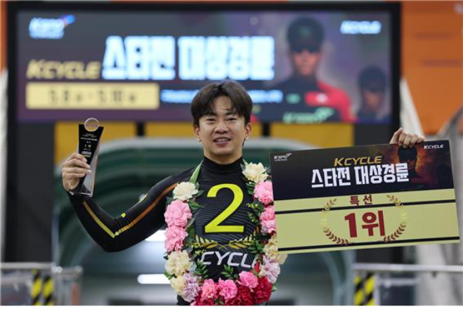 지난 10일 광명스피돔, KCYCLE 스타전에서 우승을 차지한 정종진이 환한 미소를 짓고 있다. (사진=국민체육진흥공단)