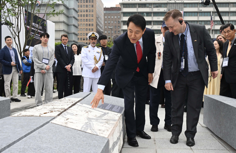 감사의 정원 준공식에 참석해 둘러보는 오세훈 후보(사진=연합뉴스)