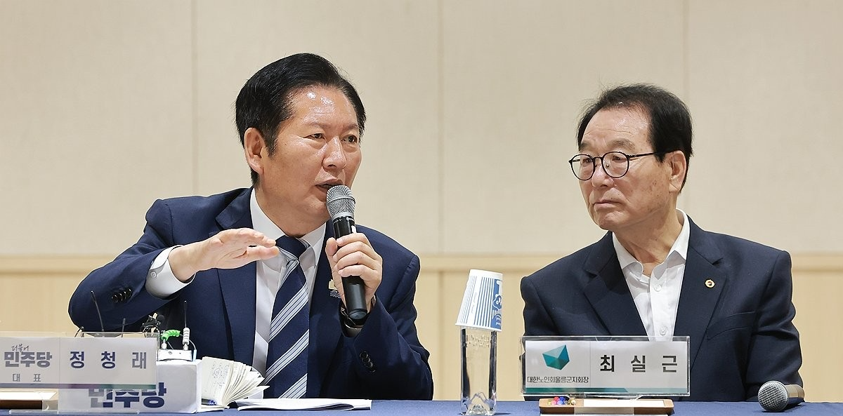 울릉군민과 간담회에 참석한 민주당 정청래 총괄상임선대위원장(사진=연합뉴스)