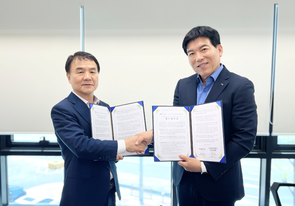 한국교통안전공단 오태석 자동차검사본부장(사진 오른쪽)과 한국자동차전문정비사업조합연합회 강순근 회장.