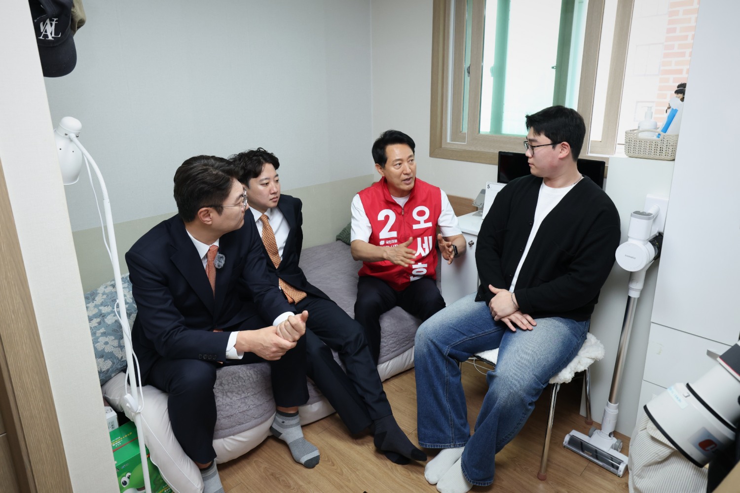 (왼쪽부터) 김정철 개혁신당 서울시장 후보, 이준석 개혁신당 대표, 오세훈 국민의힘 서울시장 후보가 원룸을 방문해 청년과 대화를 나누고 있다. 사진=연합뉴스