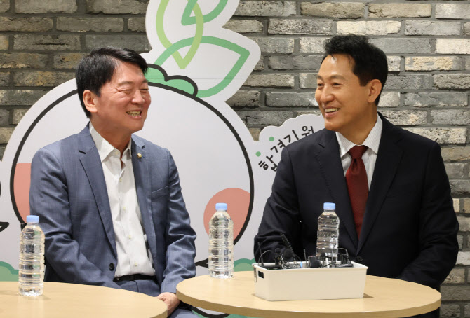 안철수 의원과 청년 간담회 참석한 오세훈 서울시장 후보(사진=연합뉴스)