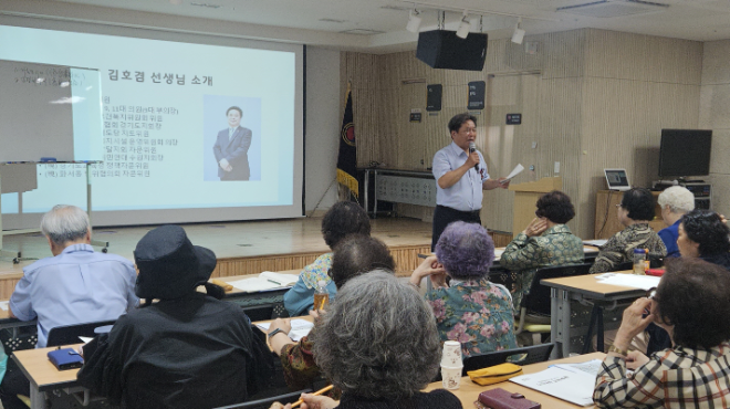 김호겸 의원은 지난 15일 수원시 팔달노인대학에서 경기도의회의 노인 평생교육 정책 방향에 대해 강의하고 참석자들의 의견을 수렴했다. / 경기도의회