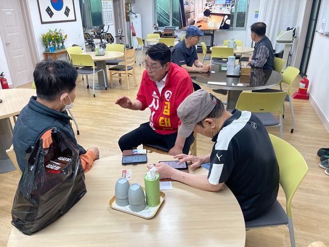 김태계 시의원 후보가 한 단체를 방문해 의견을 교환하고 있다.