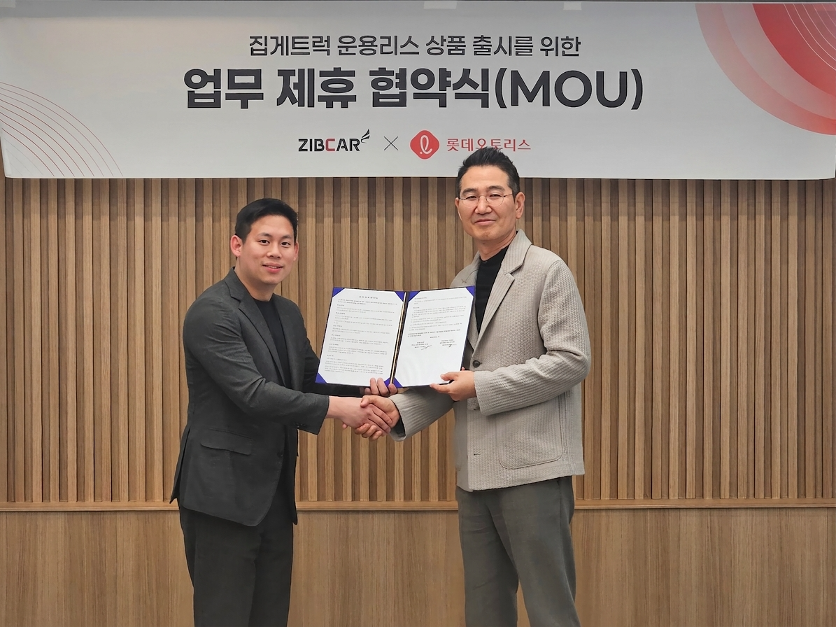왼쪽) 집카 조재승 대표와 (오른쪽) 롯데오토리스 김태민 대표가 기념사진을 촬영하는 모습.(사진=롯데오토리스)