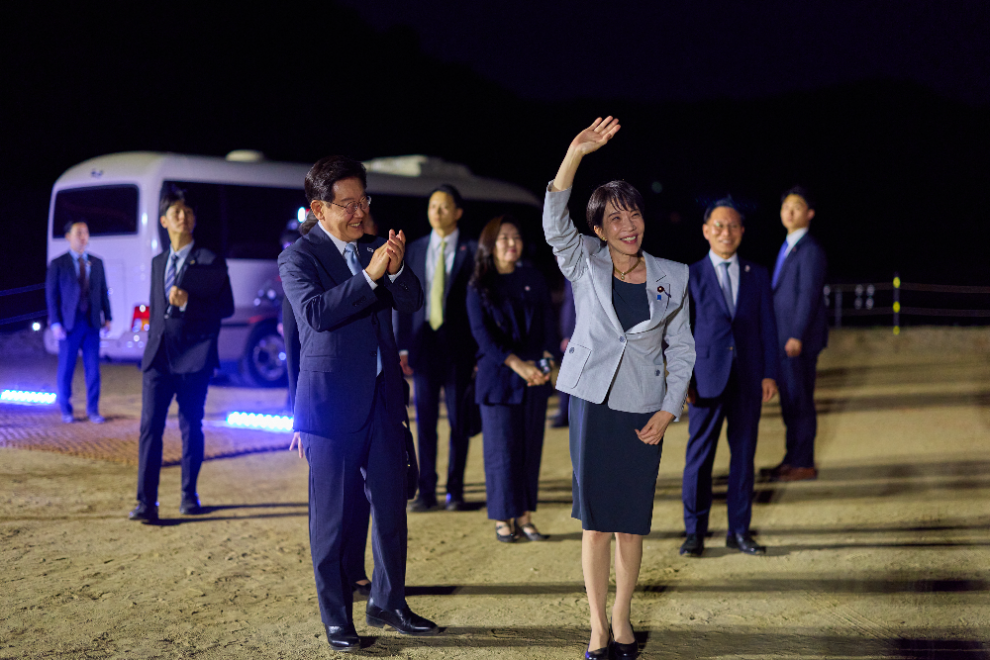 다카이치 사나에 일본 총리가 이재명 대통령이 지켜보는 가운데 안동 시민들에 손을 들어 인사를 건네고 있다.(사진=연합뉴스)
