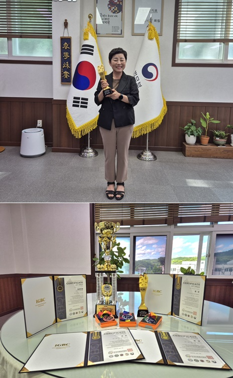 강문덕 청주소년원장이 트로피를 들고 기뻐하고 있다.(사진제공=청주소년원)
