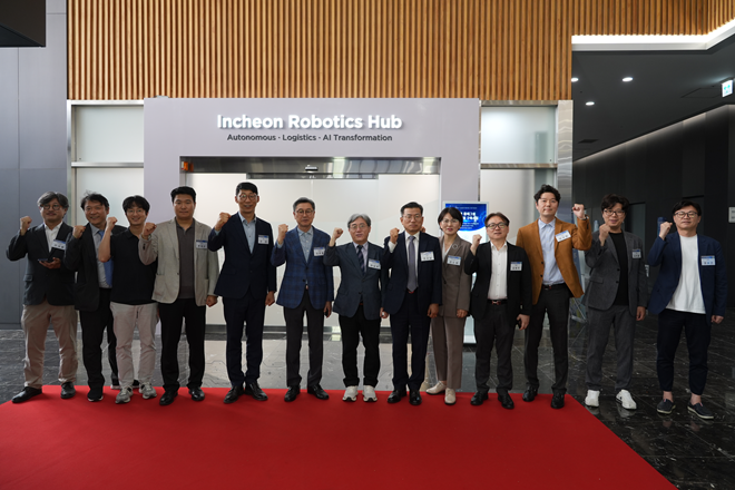 인천시는 지난 21일 청라 로봇타워에서 산·학·연·관 관계자 70여 명이 참석한 가운데 ‘인천 물류로봇 실증 특화거점’ 개소식을 개최했다. / 인천시
