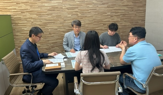 부산 기장군이 '3D 스캐너 활용 지적재조사' 노하우를 정선군 관계자들과 공유하고 있다.(사진제공=부산 기장군)