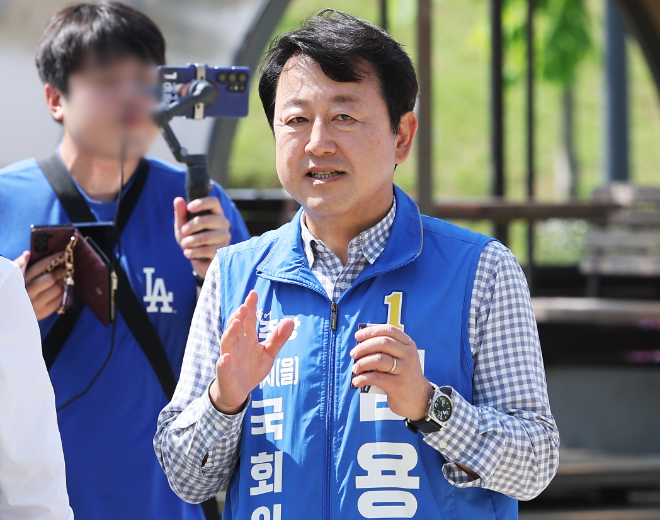 경기 평택을 국회의원 재선거에 출마한 더불어민주당 김용남 후보가 25일 경기도 평택시 오성면 평택농업생태원에서 관계자와 대화하고 있다.(사진=연합뉴스)