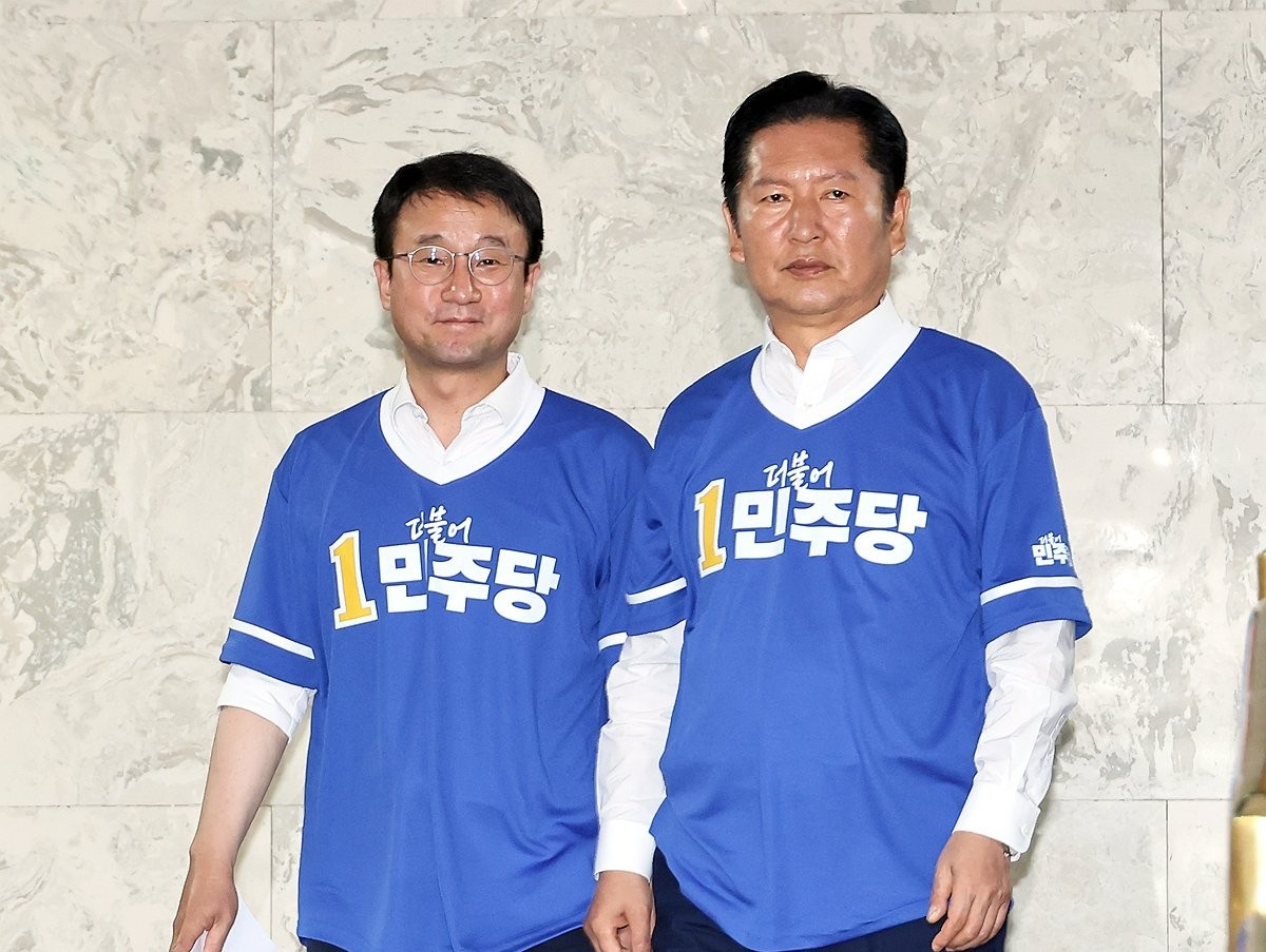 정청래 총괄상임선대위원장(오른쪽)·한병도 공동상임선대위원장(사진=연합뉴스)