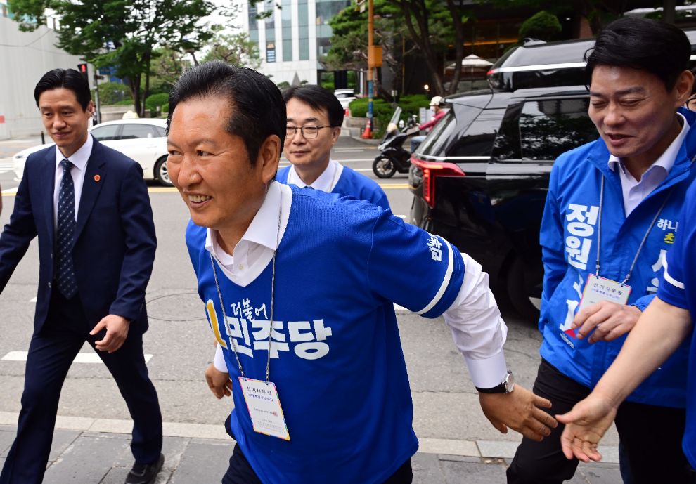 여의도 유세 나서는 정청래 선대위원장(사진=연합뉴스)