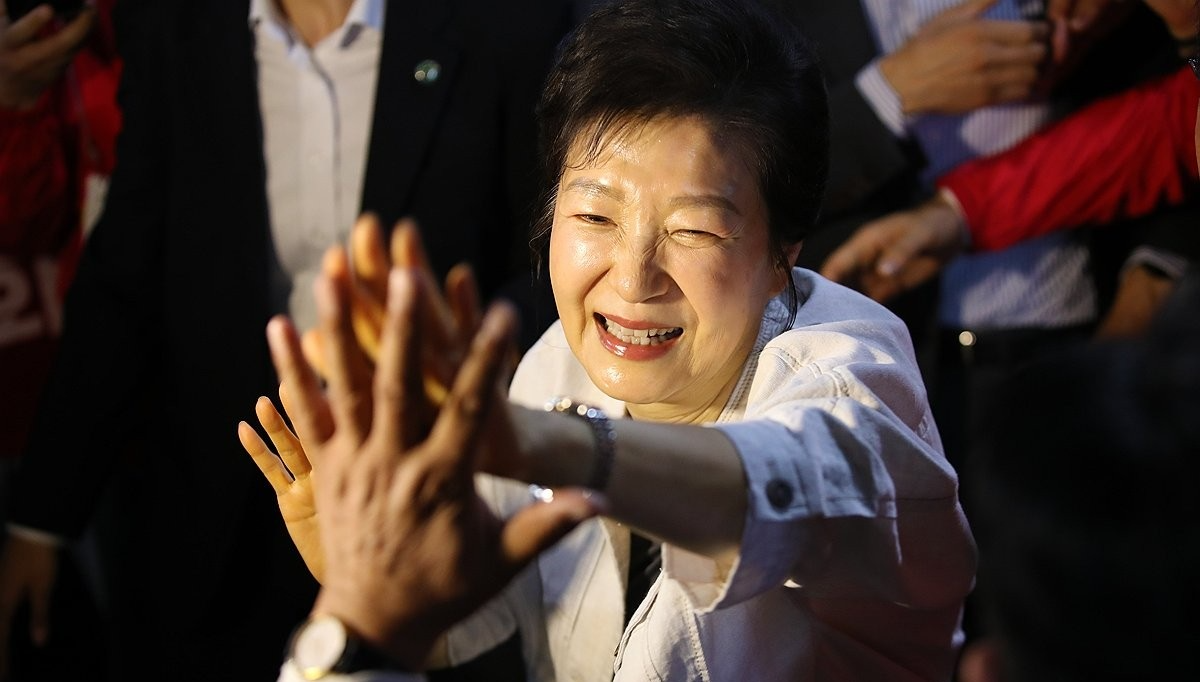 25일 이장우 국민의힘 대전시장 후보 캠프 방문한 박근혜 전 대통령(사진=연합뉴스)