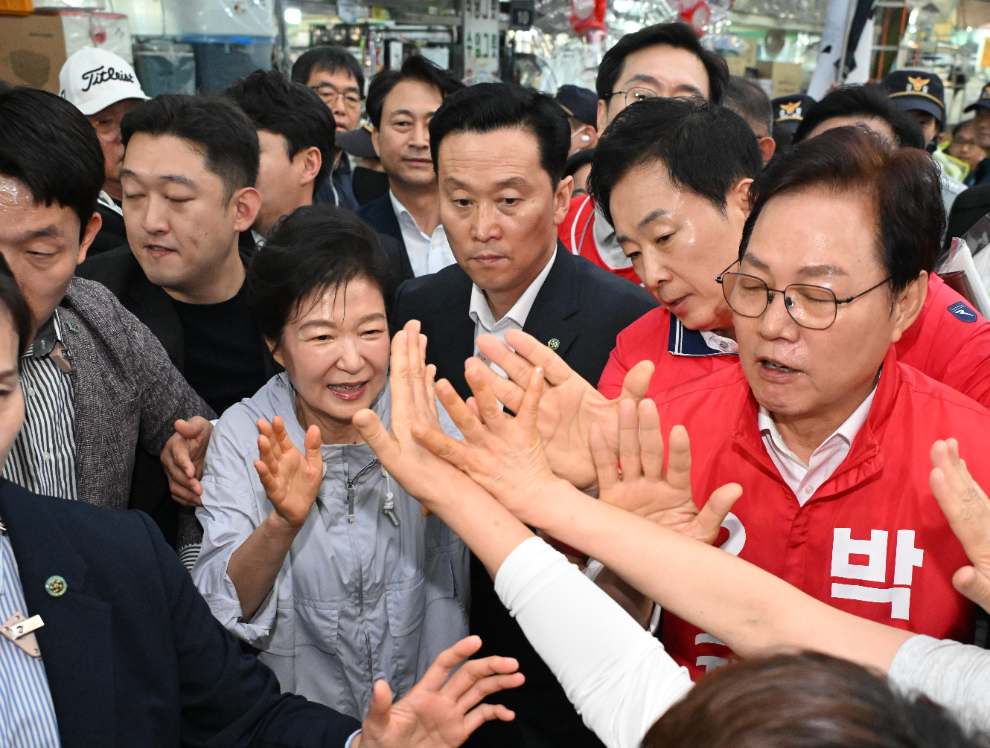 박근혜 전 대통령 진주중앙시장 방문(사진=연합뉴스)